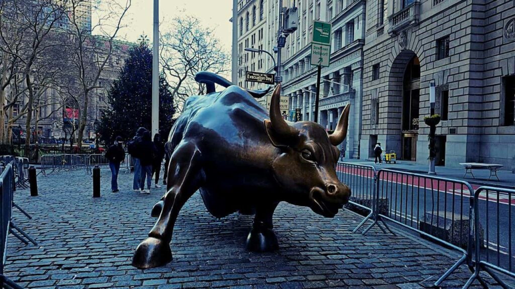 Charging Bull New York City: Icon of Financial Strength - Stepwise ...